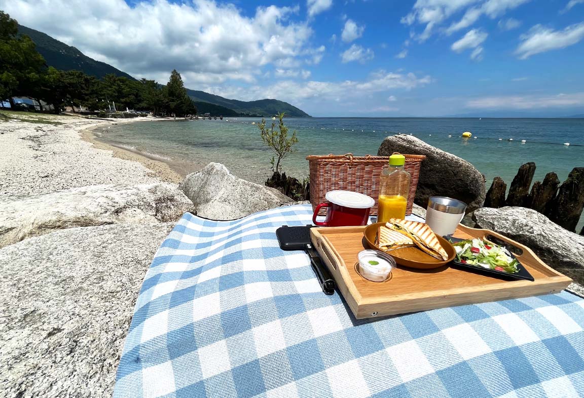 朝食は琵琶湖畔の砂浜で